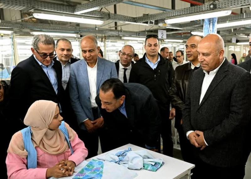 رئيس مجلس الوزراء، ومرافقوه يتفقد  مصنع الجيزة للملابس الجاهزة