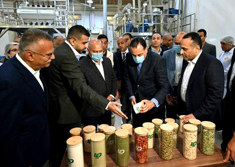  الدكتور مصطفى مدبولي، رئيس مجلس الوزراء، ومرافقوه، بتفقد مصنع الشركة المتحدة لتجفيف الحاصلات الزراعية