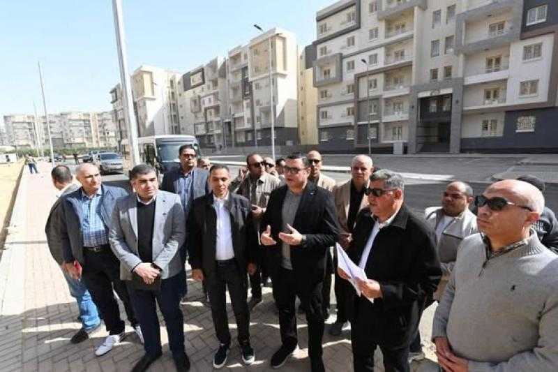 وزير الإسكان يتفقد المشروعات السكنية ومستشفى مدينة حدائق أكتوبر