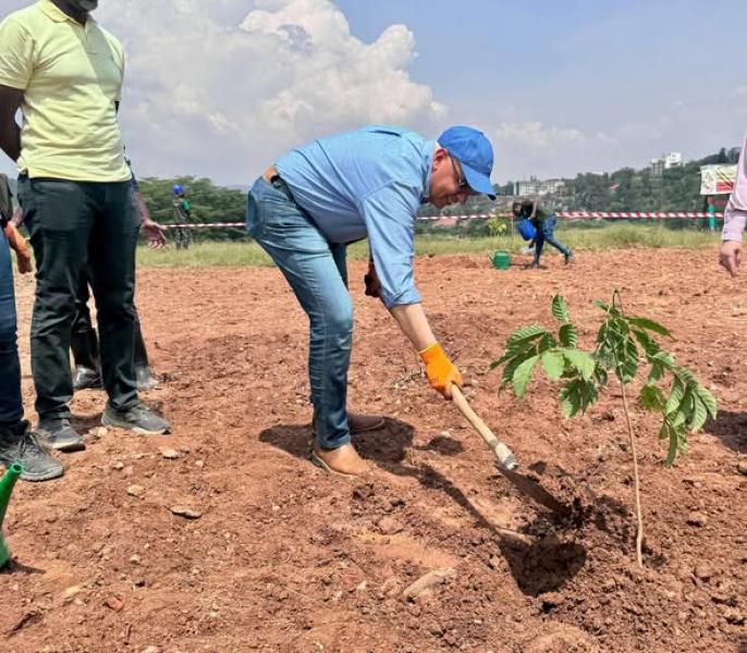 وزير الري يزرع