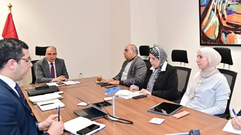 الدكتور سويلم  وزير الموارد المائية والرى في إجتماع لاستعراض مقترحات تطوير 