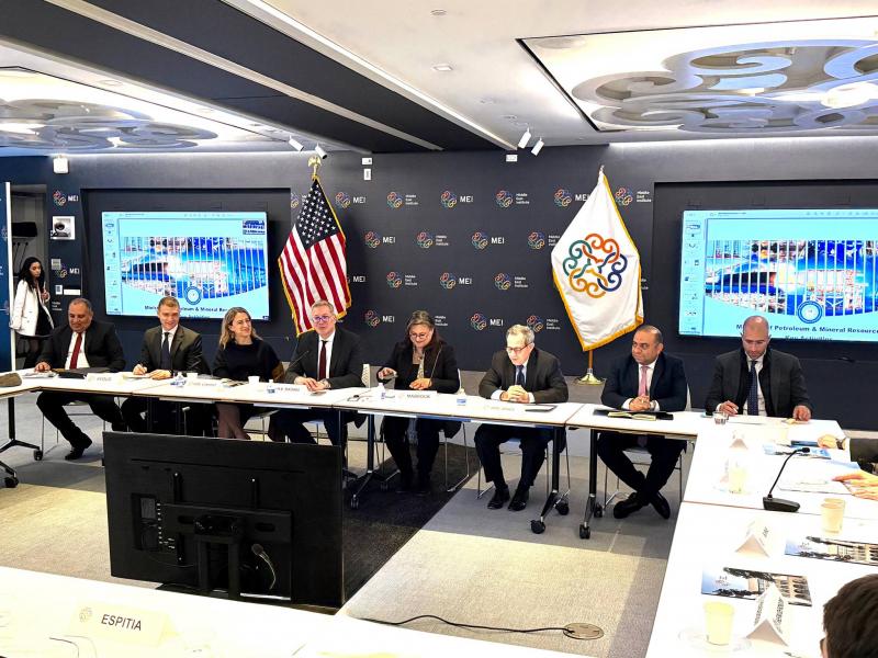  المهندس كريم بدوي وزير البترول والثروة المعدنية في لقاء مائدة مستديرة موسع بحضور لفيف من الخبراء والمتخصصين في شئون الشرق الأوسط 