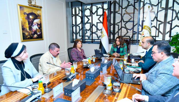 عقب حريق منشأة ناصر....وزيرة التنمية المحلية والقائم بأعمال وزير البيئة تبحث حلولًا جذرية لتنظيم أنشطة جمع وفرز وتجهيز المخلفات بالمنطقة حفاظًا على سلامة المواطنين