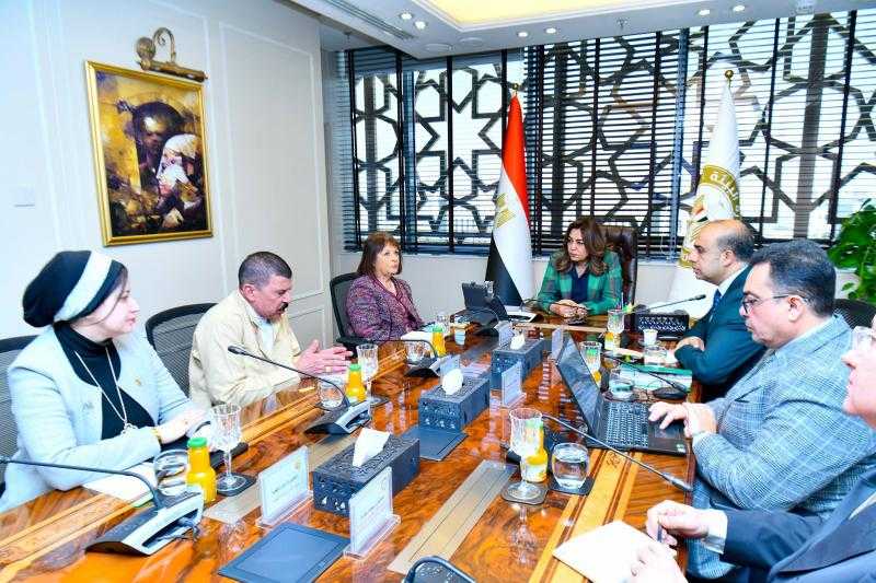 عقب حريق منشأة ناصر....وزيرة التنمية المحلية والقائم بأعمال وزير البيئة تبحث حلولًا جذرية لتنظيم أنشطة جمع وفرز وتجهيز المخلفات بالمنطقة حفاظًا على سلامة المواطنين