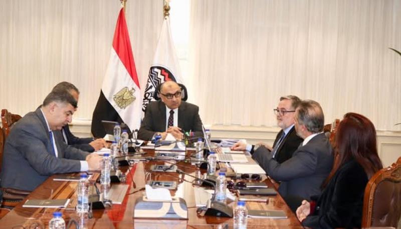 المهندس محمد شيمي، وزير قطاع الأعمال العام، بمقر الوزارة بالعاصمة الجديدة، ممثلي شركة TECAM الإسبانية المتخصصة في مجالات التكنولوجيا البيئية