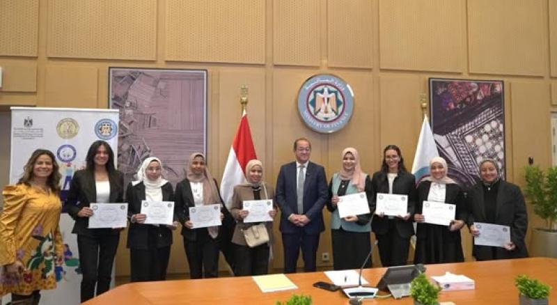 قام أحمد كجوك وزير المالية، بتكريم الشباب الفائزين في مسابقة «أكثر الأفكار الإبداعية لإعداد تقرير موازنة المواطن ٢٠٢٥/ ٢٠٢٦»،