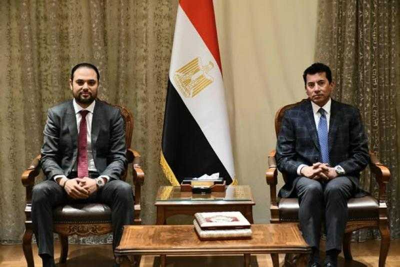 وزير الشباب والرياضة يناقش خطة تشغيل المدرسة الدولية الرياضية