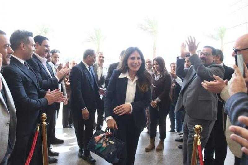 وزيرة الإسكان تصل إلى ديوان عام الوزارة عقب أداء اليمين الدستورية أمام فخامة السيد الرئيس