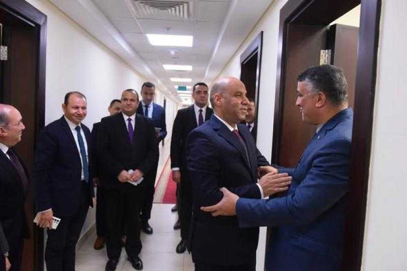 بعد أدائه اليمين الدستورية أمام الرئيس السيسي...وزير العمل حسن رداد للعاملين بالوزارة: ”أنا واحد منكم ..وسنعمل بروح الفريق الواحد”...