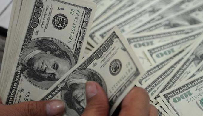 الدولار يكسر حاجز الـ 53 جنيها بالبنوك بمستهل تعاملات اليوم