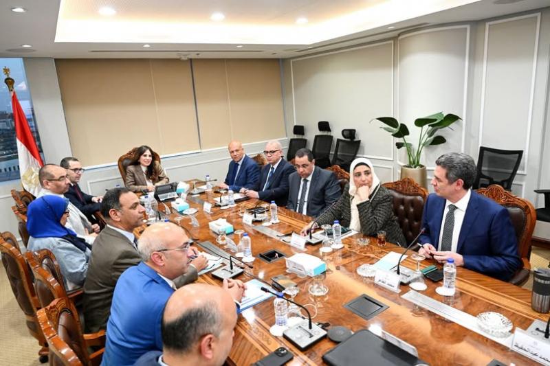 التقت المهندسة راندة المنشاوي، وزيرة الإسكان والمرافق والمجتمعات العمرانية، المهندس محمد طاهر الرئيس التنفيذي للشركة السعودية المصرية للتعمير وعدد من مسئولي الشركة