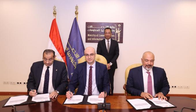 ” الاتصالات ”  : اتفاقيات تجارية بين  ” المصرية للاتصالات  ” و” إي آند مصر ” و ” القومي لتنظيم الاتصالات ”  لتحسين خدمات المحمول