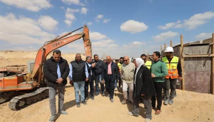 نائب وزيرة الإسكان يتفقد مشروعات الصرف الصحي ضمن مبادرة ”حياة كريمة” بمحافظة المنيا