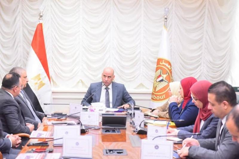 وزير العمل مع وفد رفيع من شركة ليوني