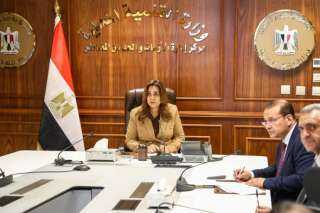 وزيرة التنمية المحلية والبيئة تتابع مع المحافظات الإجراءات الخاصة بتحديد أسعار تعريفة الركوب الجديدة لسيارات الأجرة عقب تحريك أسعار المواد البترولية