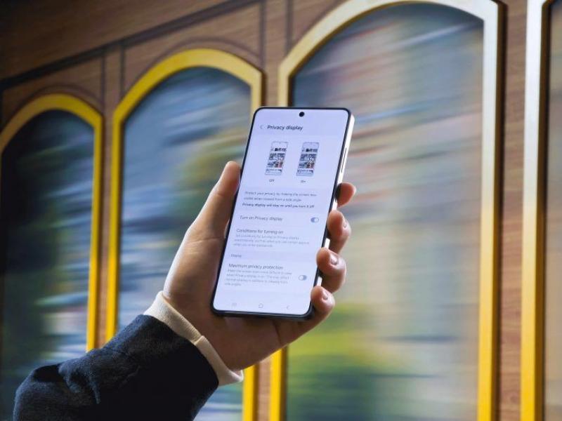 شاشتك، لعينيك فقط: شاشة الخصوصية في جهاز Galaxy S26 Ultra تحمي معلوماتك من أعين المتطفلين