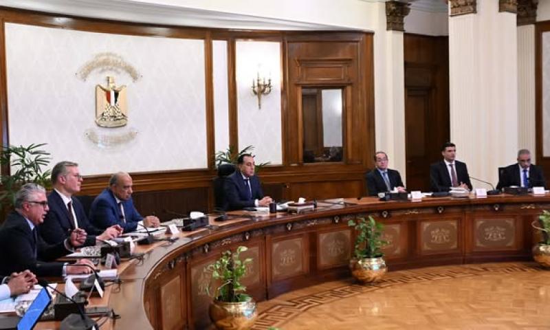 رئيس مجلس الوزراء في أجتماع مع  المهندس محمود عصمت، وزير الكهرباء والطاقة المتجددة و السيد/ أحمد كجوك، وزير المالية، والمهندس كريم بدوي، وزير البترول والثروة المعدنية