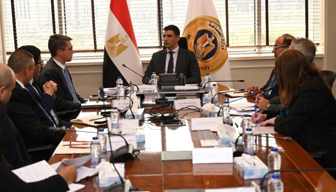 وزير الصناعة يبحث مع وفد البنك الدولي ومؤسسة التمويل الدولية سبل دعم المشروعات الصناعية في مصر