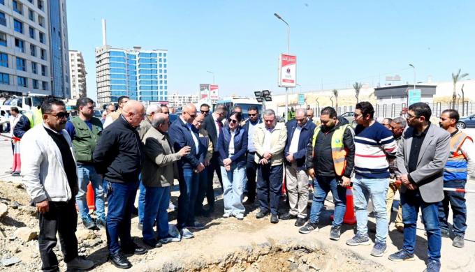 وزيرة الإسكان تتابع أعمال ربط خط مياه الشرب الرئيسي بزهراء المعادي