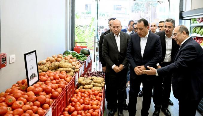 رئيس الوزراء يتفقد فرع منفذ ”كاري أون” بمصر الجديدة