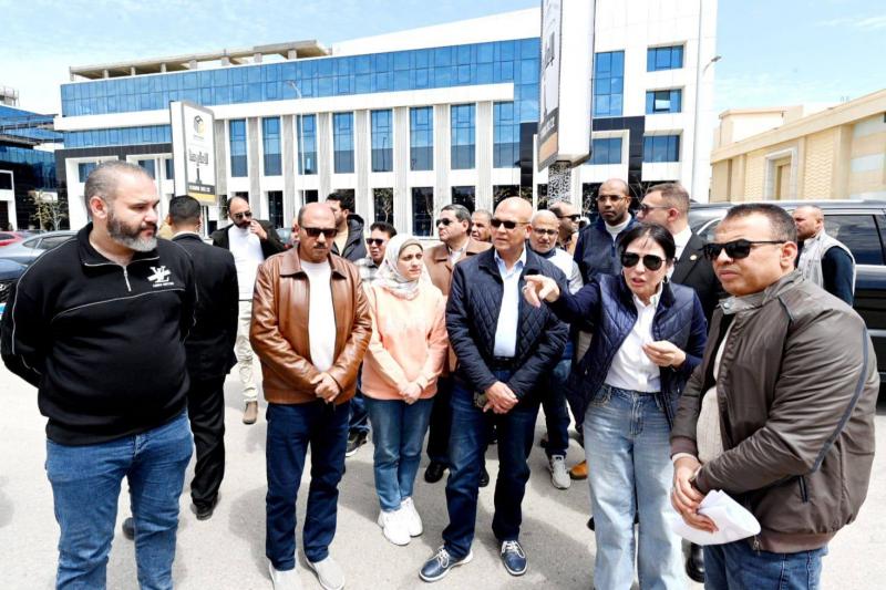 المهندسة راندة المنشاوي تتفقد منطقة ميدان الحصري وتوجه بضرورة تحقيق الانضباط من خلال إعادة تنظيم أماكن الانتظار ومنع الإشغالات
