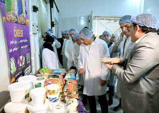 في أثناء زيارته اليوم للمنطقة الاستثمارية بمدينة بنها:رئيس الوزراء يتفقد مصنع ”غازي لاند” لتصنيع منتجات الألبان