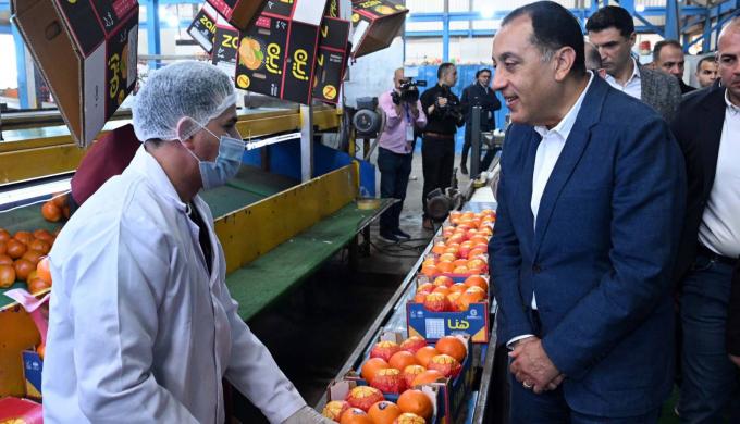 رئيس الوزراء يتفقد محطة الصواف لتعبئة الموالح والحاصلات الزراعية