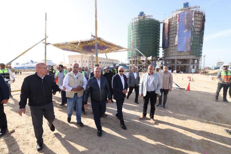  الوزير خلال جولته أعمال التطوير بالميناء العريش