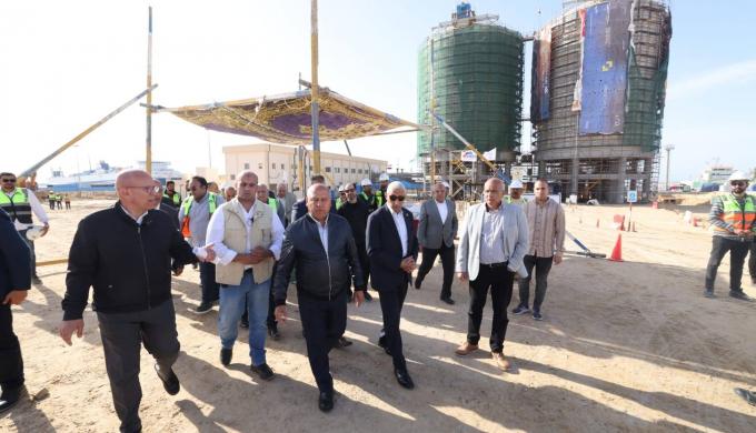 وزير النقل يتفقد مواقع العمل بميناء العريش البحري ويشهد بدء وانطلاق أعمال تنفيذ المنطقة اللوجستية بالعريش المقامة على مساحة 603 فدان