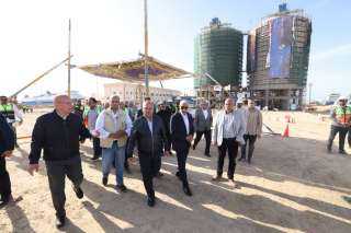 وزير النقل يتفقد مواقع العمل بميناء العريش البحري ويشهد بدء وانطلاق أعمال تنفيذ المنطقة اللوجستية بالعريش المقامة على مساحة 603 فدان