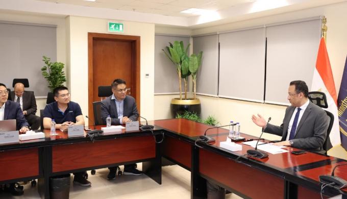 وزير الاتصالات يبحث مع شركة هونر HONOR العالمية خططها المستقبلية لتصنيع الهواتف الذكية في مصر