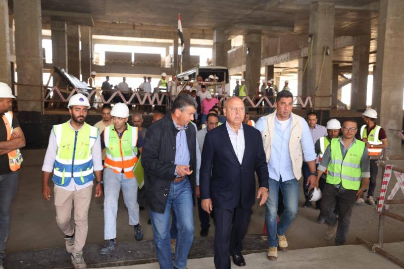 وزير النقل يتفقد موقع العمل