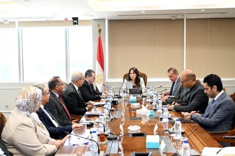وزيرة الأسكان خلال الأجتماع