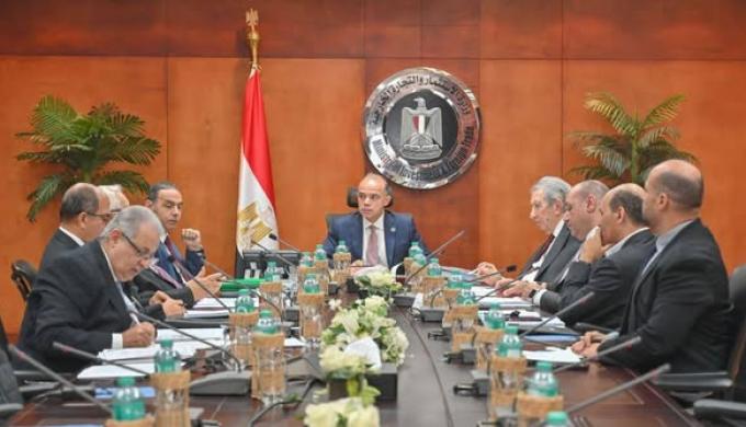 رئيس الوزراء يصدر قرارين بإعادة تشكيل اللجنة الدائمة لمعايير المحاسبة والمراجعة برئاسة وزير الاستثمار والتجارة الخارجية