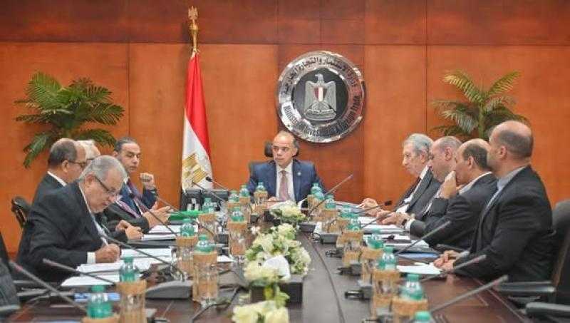 رئيس الوزراء يصدر قرارين بإعادة تشكيل اللجنة الدائمة لمعايير المحاسبة والمراجعة برئاسة وزير الاستثمار والتجارة الخارجية