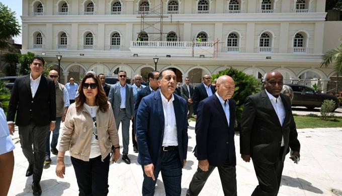 رئيس الوزراء يتفقد مشروع رفع كفاءة الواجهات الخارجية والموقع العام لقصر التحرير