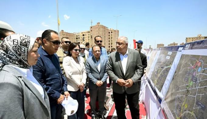 فى أثناء جولته لتفقد وافتتاح عدد من المشروعات الخدمية والتنموية بمحافظة الجيزة,رئيس الوزراء يتفقد محور عمرو بن العاص