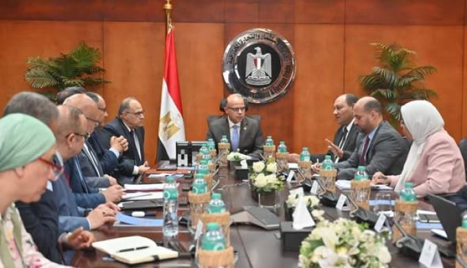 وزير الاستثمار والتجارة الخارجية يبحث مع وزارة الزراعة وهيئة الدواء زيادة صادرات مصر من المنتجات البيطرية وإضافات الأعلاف