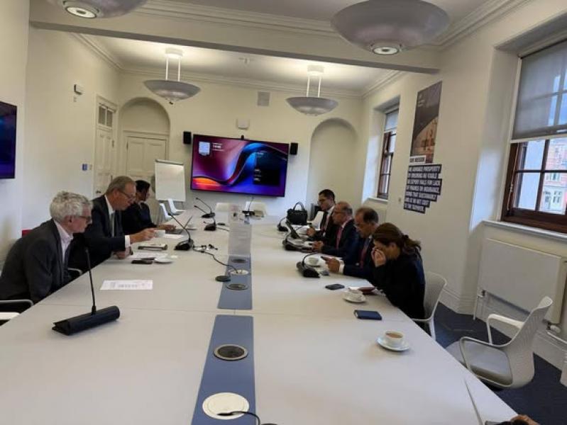 وزير الأستثمار خلال الاجتماع في لندن
