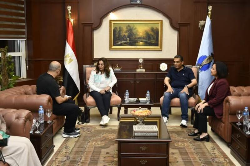 وزيرة التنمية المحلية تعقد اجتماع مع محافظ البحر الأحمر