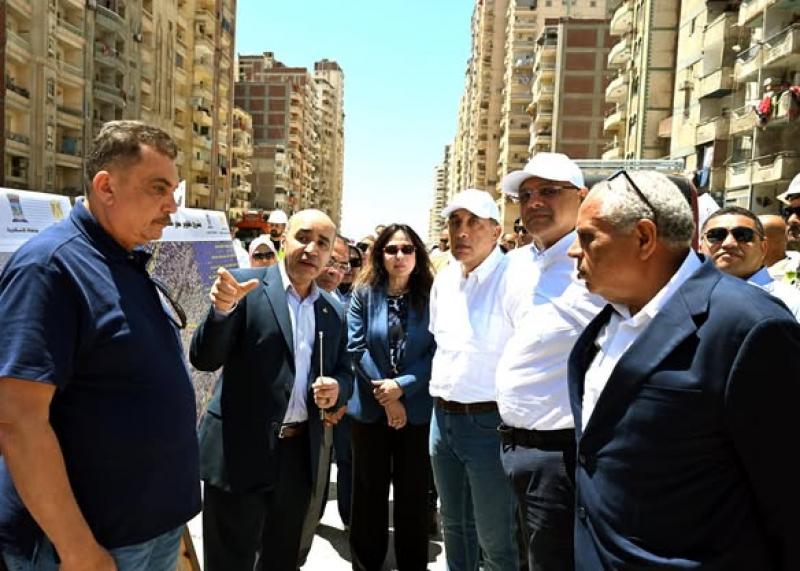 رئيس الوزراء يتفقد أعمال إنشاء محور 