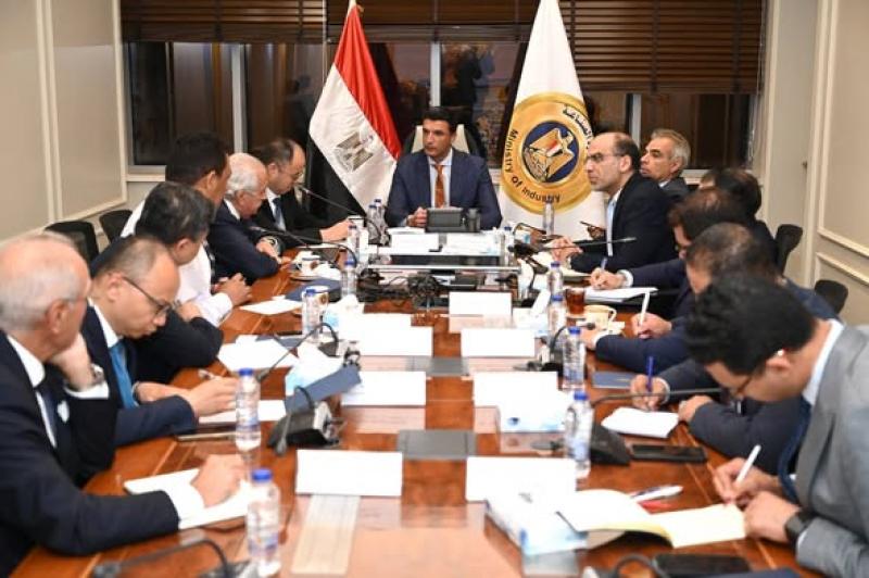 وزير الصناعة خلال الأجتماع
