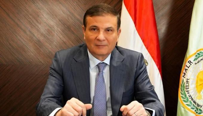 وزير الزراعة : صرف ٤ ملايين شيكارة من أسمدة الموسم واستمرار العمل خلال العطلات