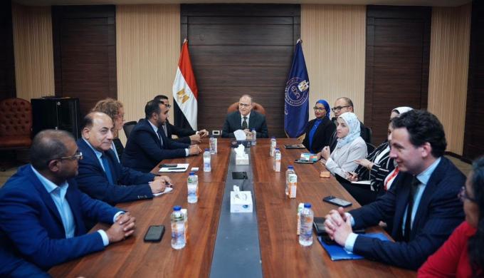 رئيس هيئة الدواء المصرية يبحث مع وفد من الشركات الدنماركية فرص التعاون والاستثمار في مجال الأجهزة والمستلزمات الطبية