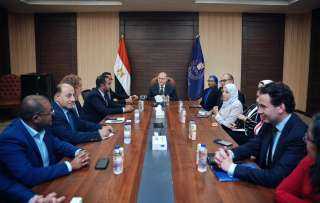 رئيس هيئة الدواء المصرية يبحث مع وفد من الشركات الدنماركية فرص التعاون والاستثمار في مجال الأجهزة والمستلزمات الطبية