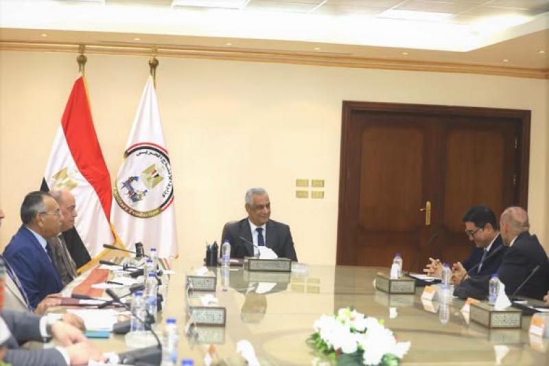 اجتماع وزير الأنتاج الحربي في الوزارة