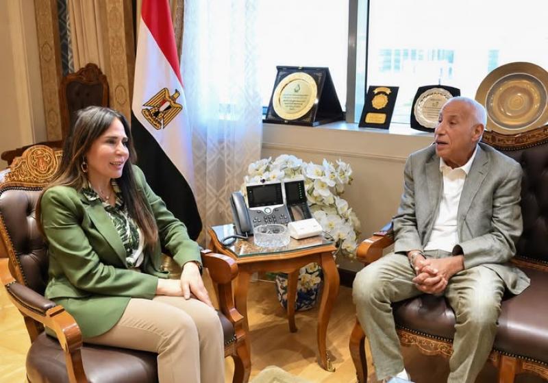 المهندسة راندة المنشاوي، وزيرة الإسكان والمرافق والمجتمعات العمرانية تتناقش مع الكابتن حسين لبيب، رئيس مجلس إدارة نادي الزمالك