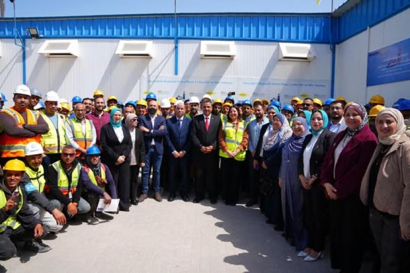 وزير العمل مع العمال