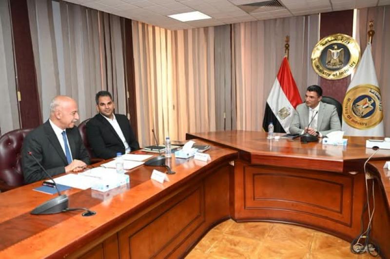 وزير الصناعة في الأجتماع