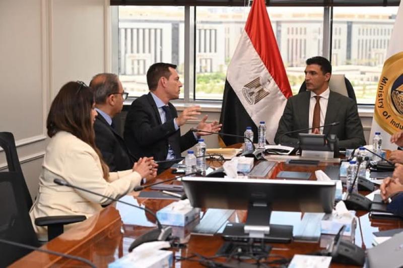 وزير الصناعة في الأجتماع